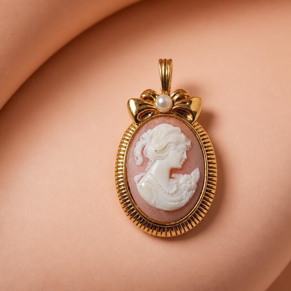 Vintage Cameo pendant fax pearl gold tone pink.